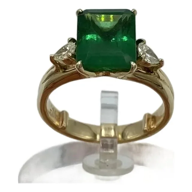 7 Ct Emerald 14 Kt Yellow Gold Ring