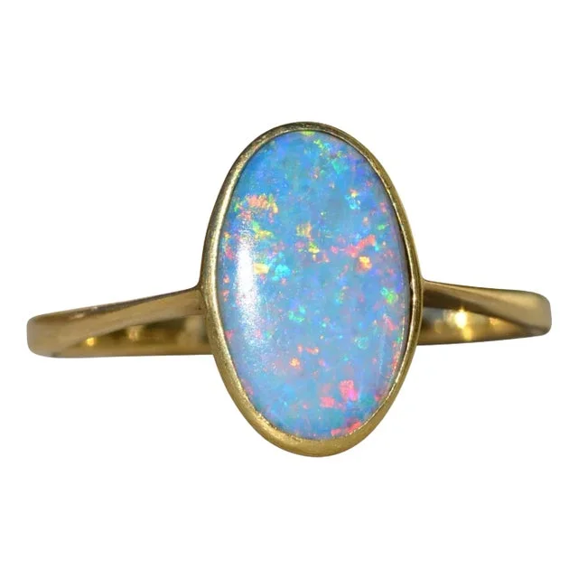 Ladies 18K Gold Ring set with 2.25 CT Australian Opal