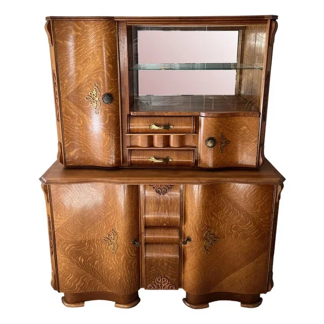 Mado Cabinet in Magnifying Glass
