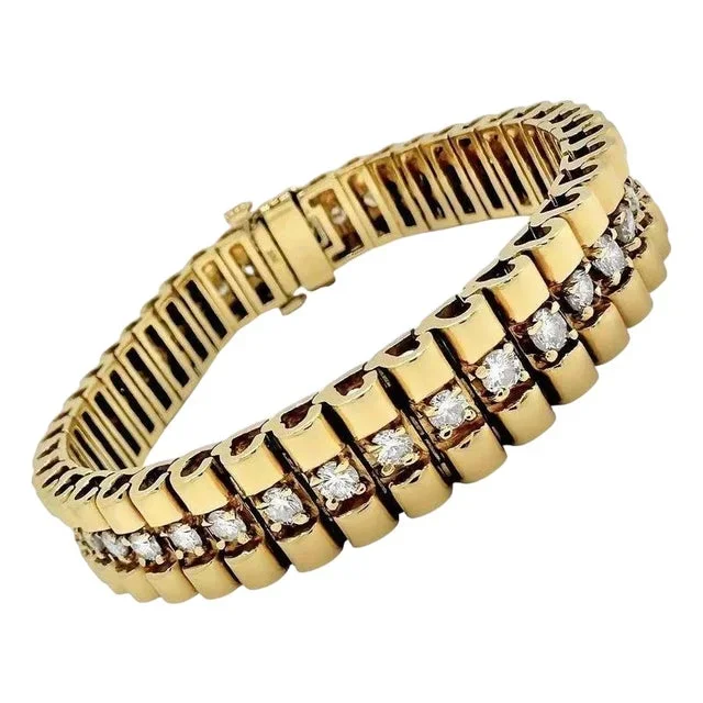 Mid 20th Century Link Bracelet in 14k Gold and Diamonds