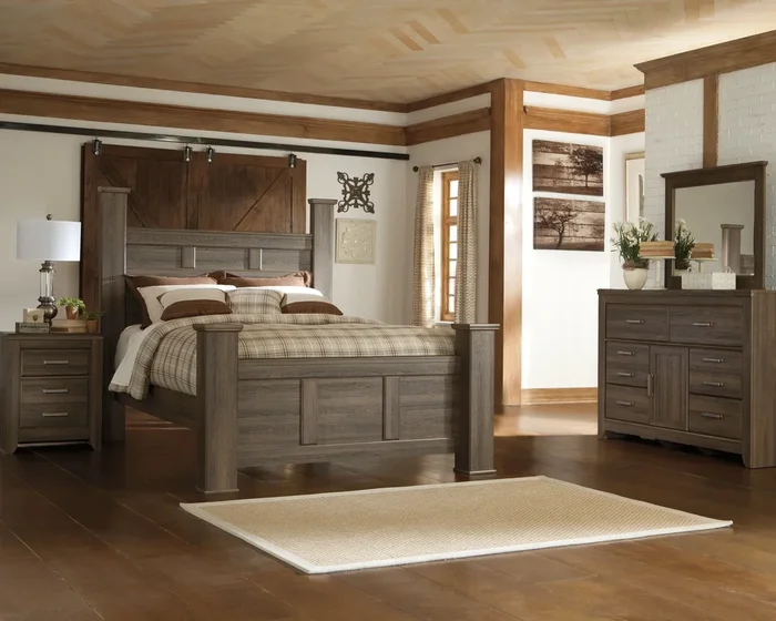 Queen Poster Bed With Mirrored Dresser And Nightstand